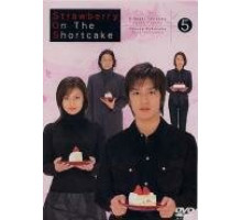 Клубника поверх торта